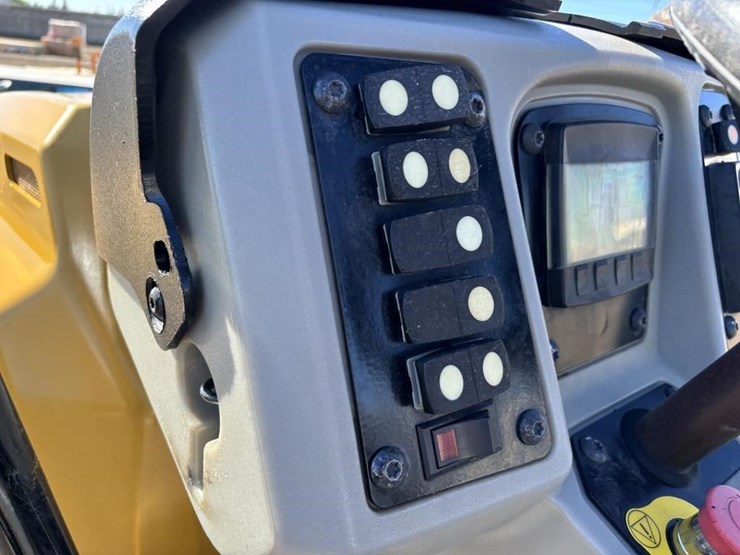 2018-caterpillar-cb24b-image-20