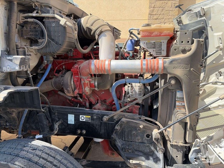 2015-peterbilt-567-image-17