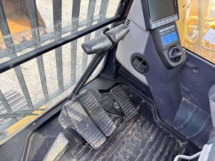 2023-komatsu-pc210-image-45