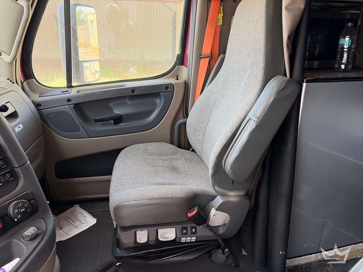 2018-freightliner-cascadia-125-image-17