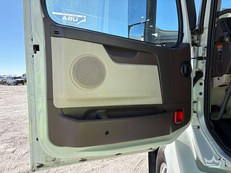 2016-volvo-vnl-t/a-sleeper-cab-truck-tractor-image-19