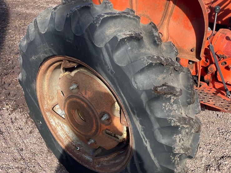 allis-chalmers-d15-2wd-tractor-image-12
