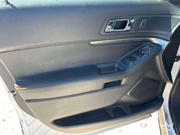 2015-ford-explorer-image-11