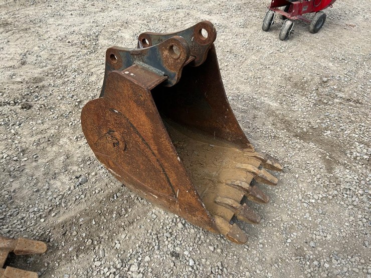 john-deere-22”-excavator-bucket-image-1