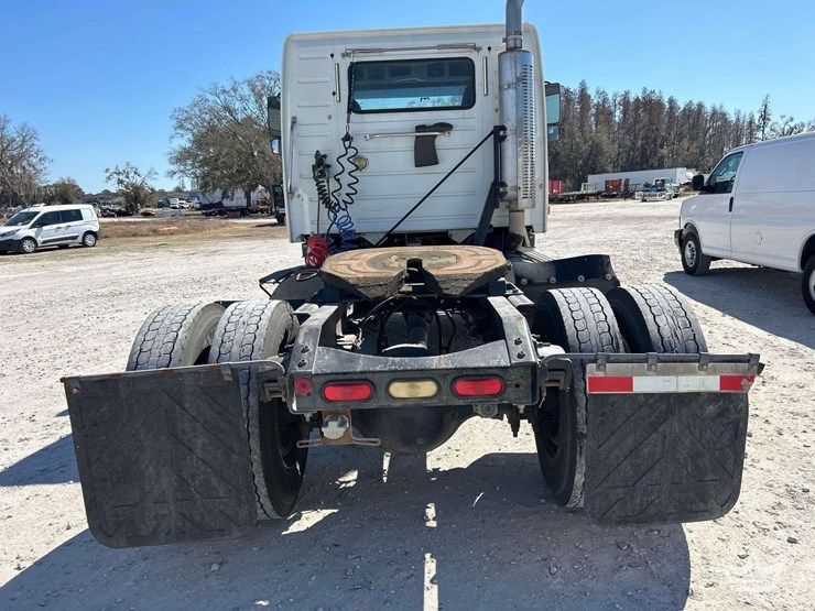 2006-volvo-vnm-s/a-day-cab-truck-tractor-image-27