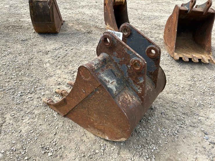 bobcat-28”-excavator-bucket-image-2