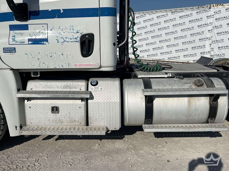 2013-freightliner-cascadia-125-image-25