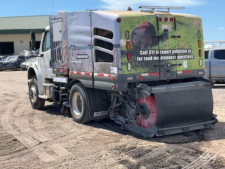 2018-freightliner-m2-106-image-4