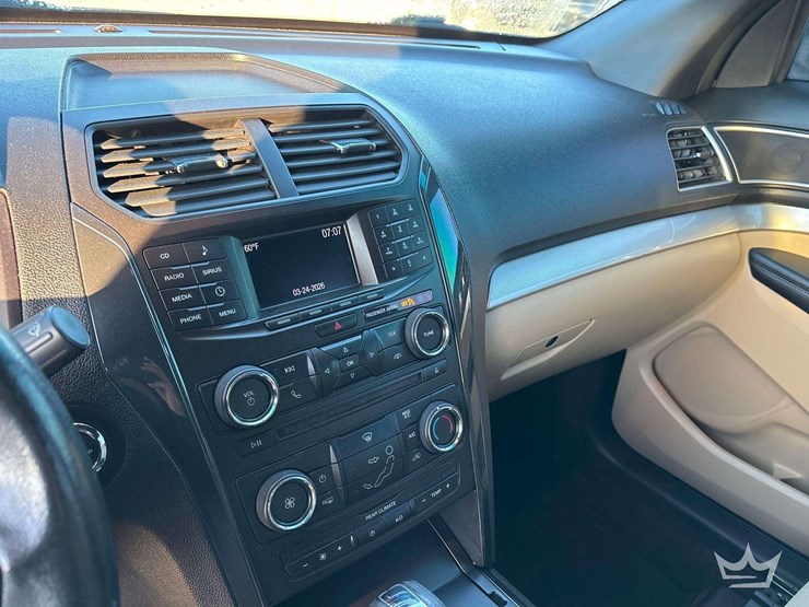 2016-ford-explorer-image-16