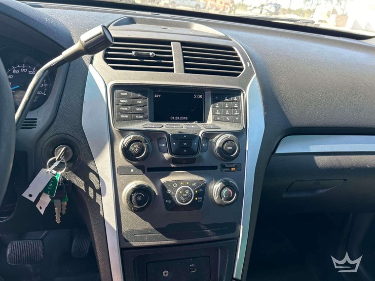 2015-ford-explorer-image-15