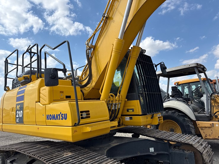 2023-komatsu-pc210-image-21