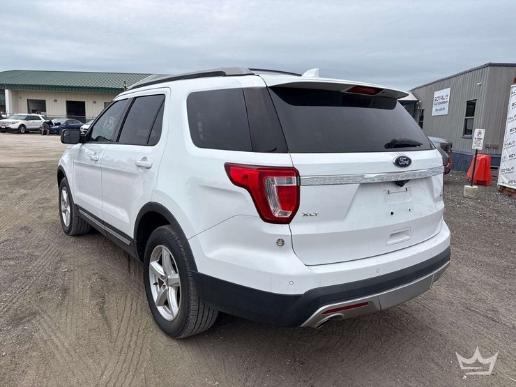 2016-ford-explorer-image-4