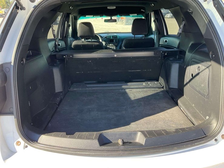 2016-ford-explorer-image-32