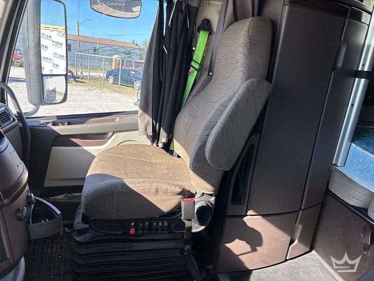 2016-volvo-vnl-t/a-sleeper-cab-truck-tractor-image-28