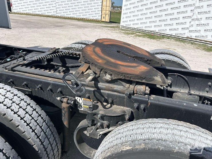 2019-peterbilt-579-image-26