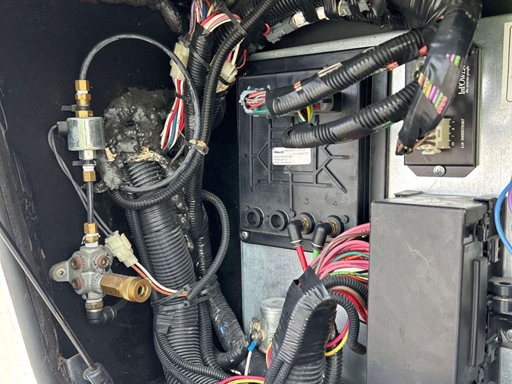 2005-freightliner-tropi-cal-t396-39ft.-class-a-motorhome-image-59