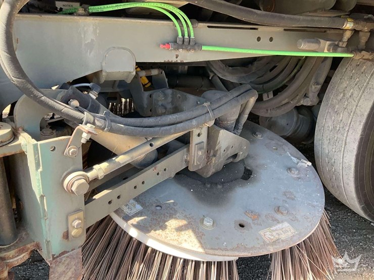 2018-freightliner-m2-106-image-33