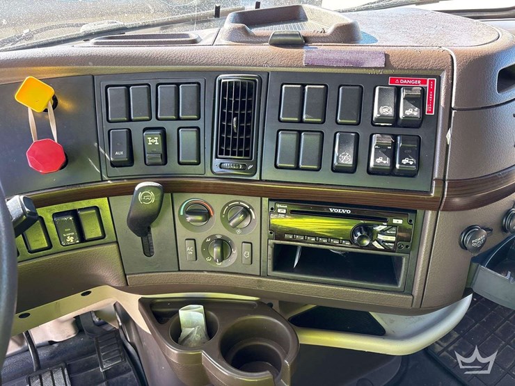 2016-volvo-vnl-t/a-sleeper-cab-truck-tractor-image-25