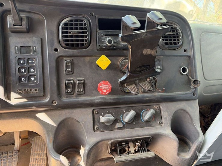 2016-freightliner-108sd-image-13