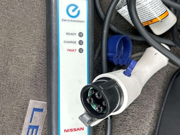 2015-nissan-leaf-hatchback-image-29