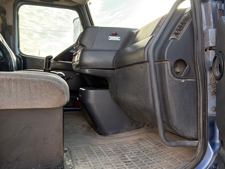 2001-volvo-vn-image-52