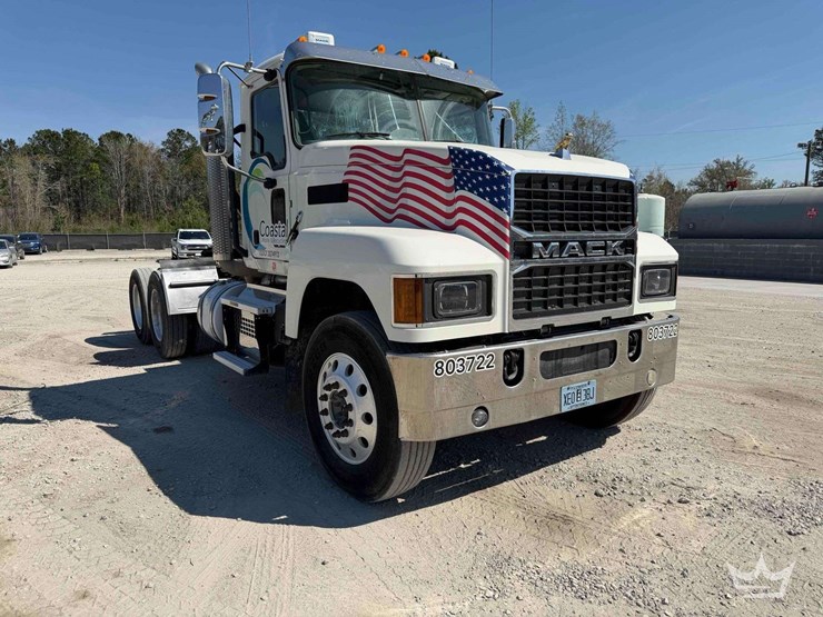 2022-mack-pinnacle-t/a-day-cab-truck-tractor-image-2