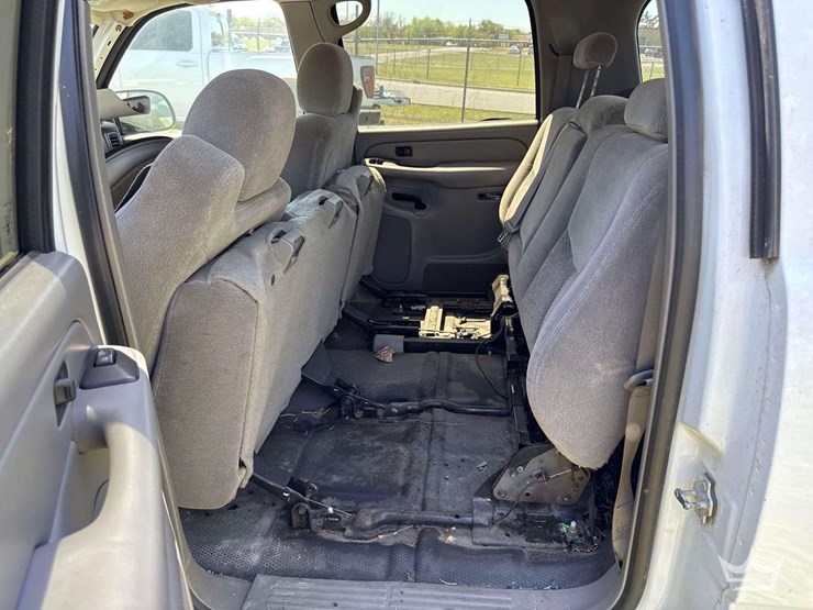 2005-chevrolet-suburban-image-22