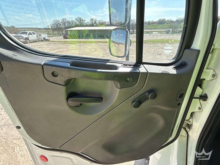 2017-freightliner-m2-106-image-11