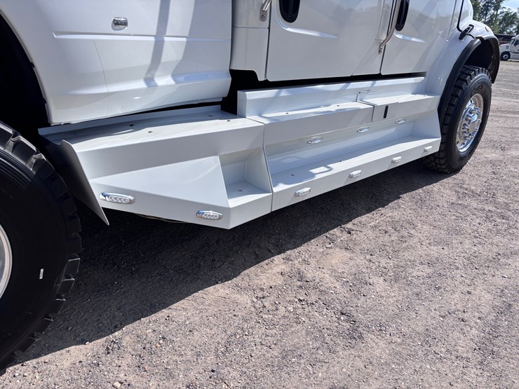 2014-freightliner-m2-106-image-11