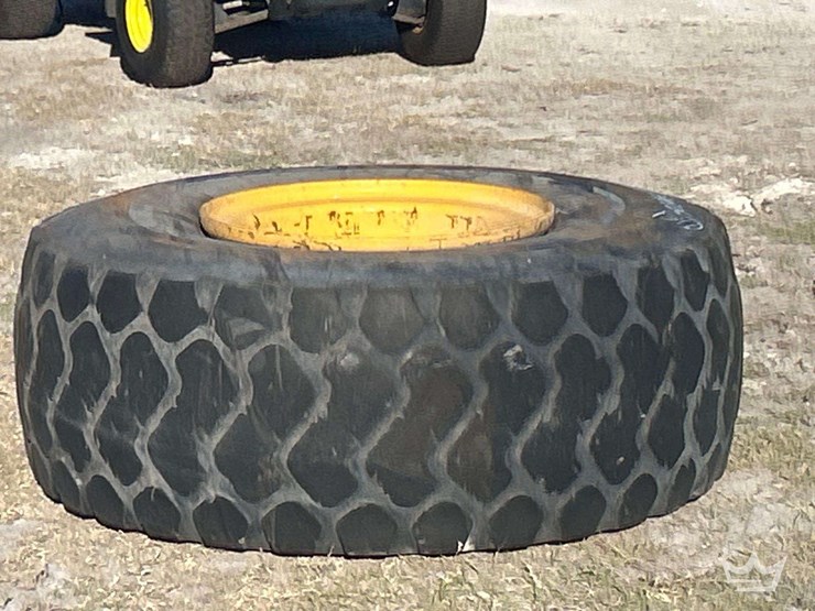 double-coin-23.5r25-tractor-tire-image-2