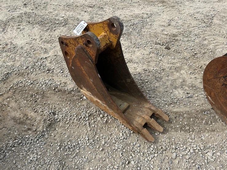 john-deere-12”-excavator-bucket-image-1