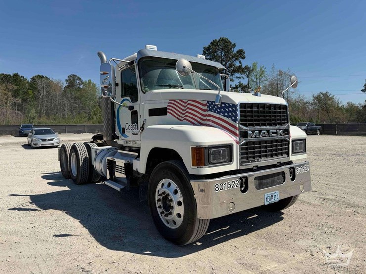 2022-mack-pinnacle-t/a-day-cab-truck-tractor-image-2