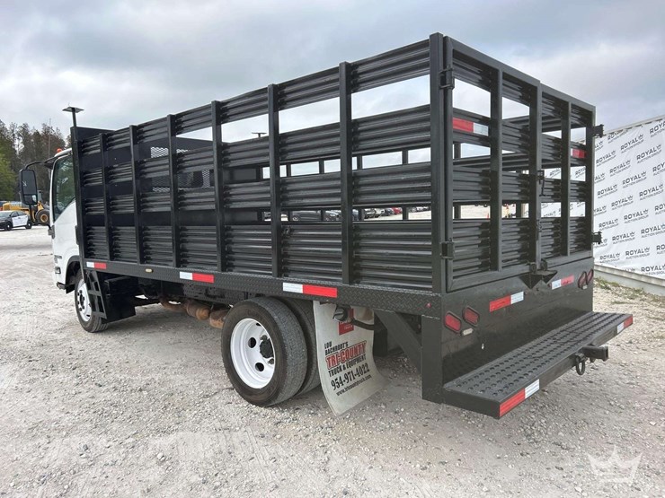 2017-isuzu-npr-image-4