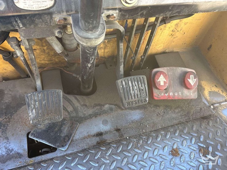 hyster-50-5,000lb-propane-forklift-image-13