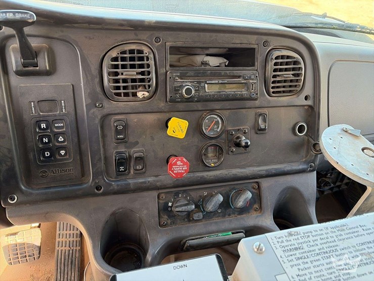 2016-freightliner-108sd-image-15