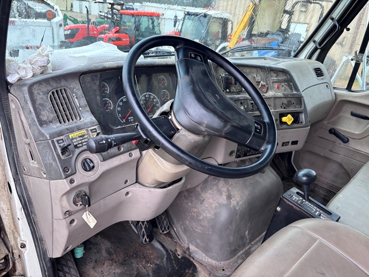 2009-sterling-l7500-image-10