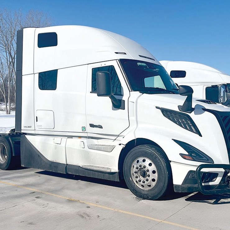 2025 VOLVO VNL860