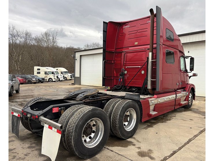 2016-volvo-vnl780-image-3