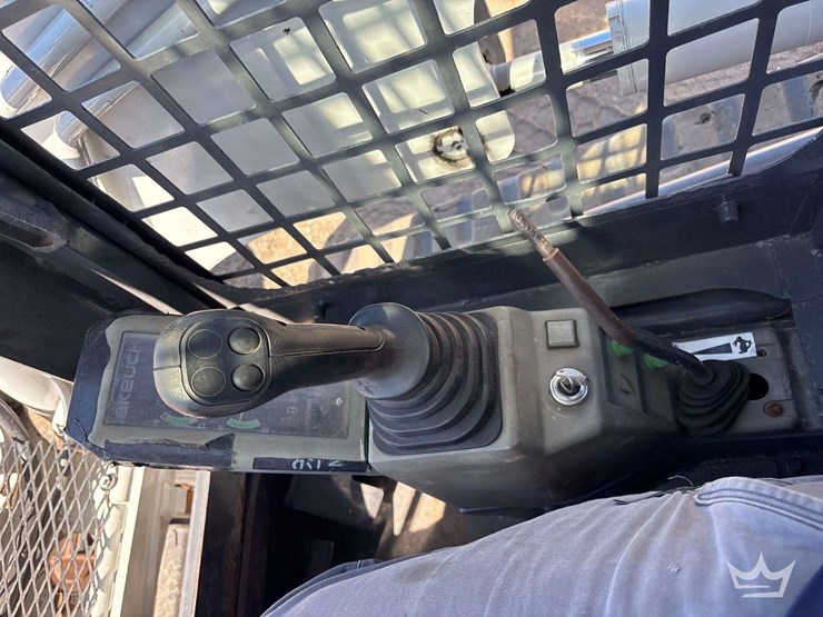 2011-takeuchi-tl250-image-11