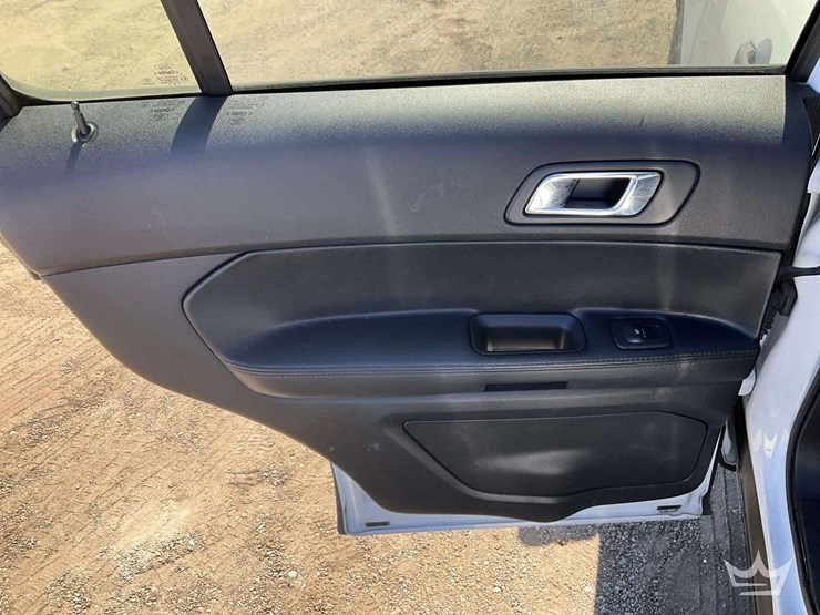 2016-ford-explorer-image-21