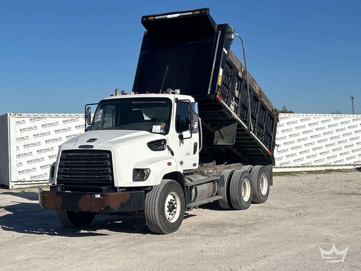 2014-freightliner-114sd-image-1