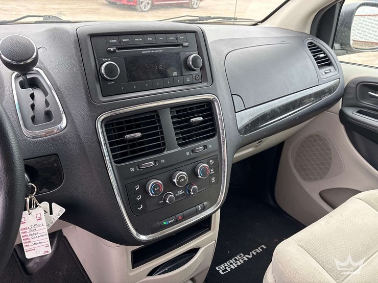 2014-dodge-caravan-image-21