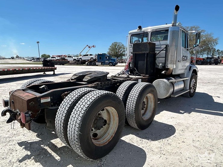 2001-freightliner-fl112-image-3