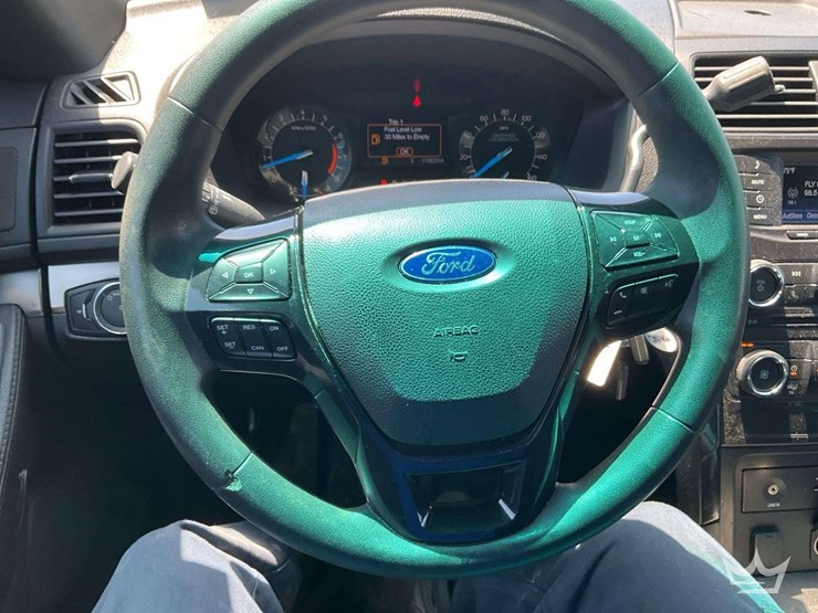 2016-ford-explorer-image-16