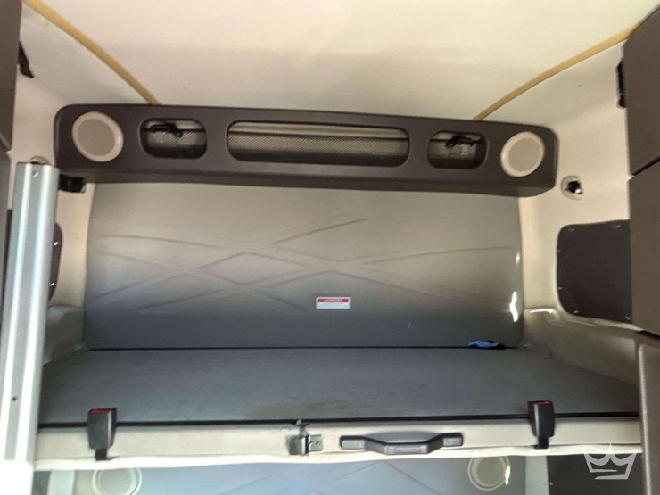 2016-volvo-vnl-t/a-sleeper-cab-truck-tractor-image-36