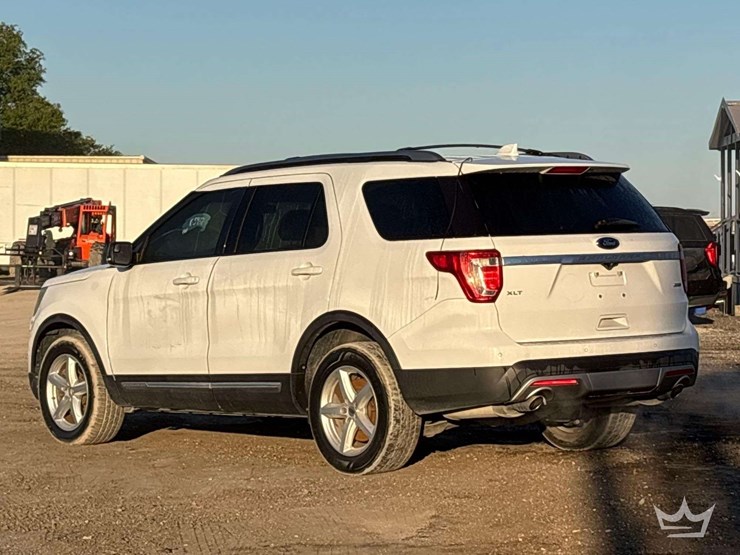 2016-ford-explorer-image-4