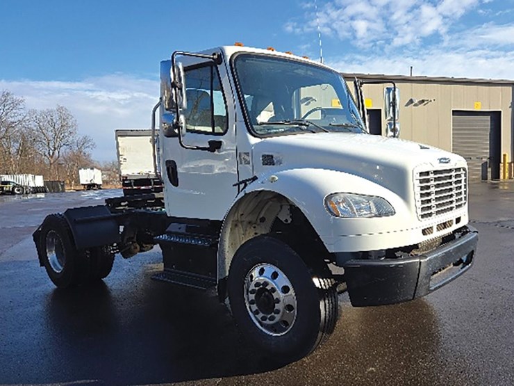 2018-freightliner-m2-image-1