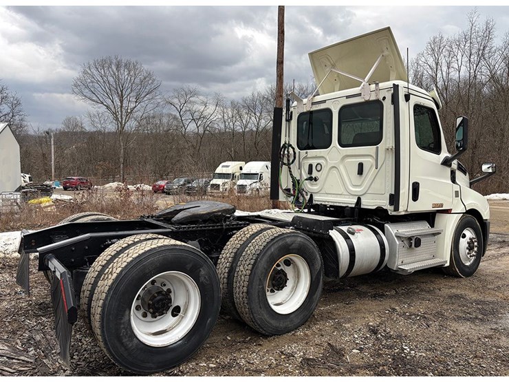 2018-freightliner-cascadia-126-image-3