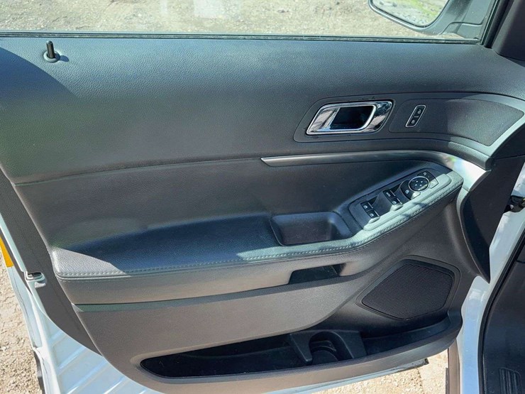 2015-ford-explorer-image-11