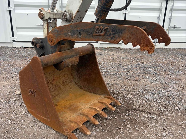 2013-takeuchi-tb280fr-image-6